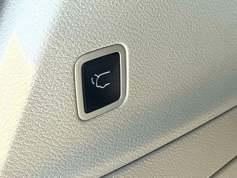 Used 2022 Chrysler Pacifica Touring-L image 7