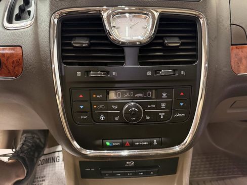 Used 2016 Chrysler Town & Country Touring-L FWD image 26