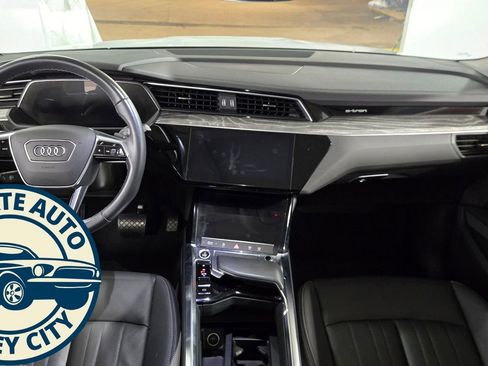 Used 2022 Audi e-tron Premium w/ Convenience Plus Package image 32