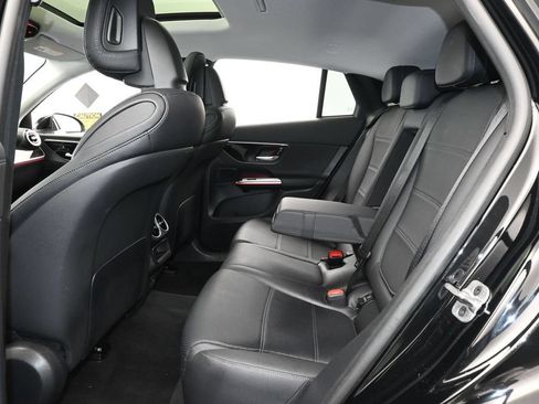 Used 2025 Mercedes-Benz GLC 300 4MATIC image 33