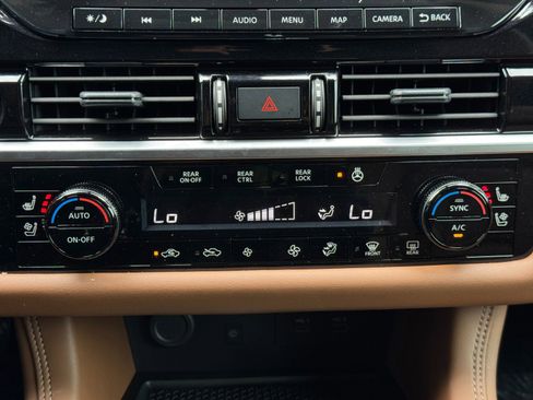 Used 2025 Nissan Pathfinder Platinum FWD image 29