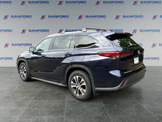 Used 2020 Toyota Highlander XLE FWD image 3