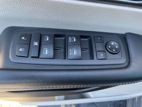 Used 2023 Chrysler Pacifica Touring-L image 13