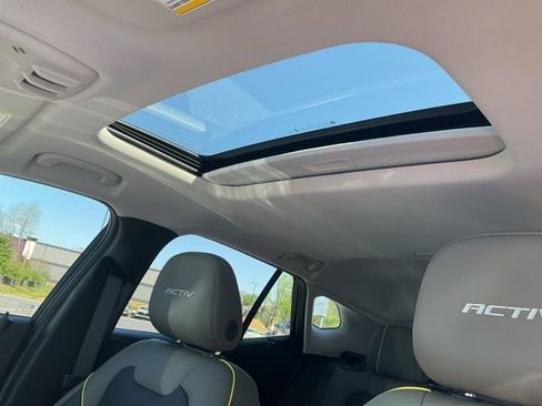 Used 2025 Chevrolet Trax ACTIV w/ Sunroof Package image 8