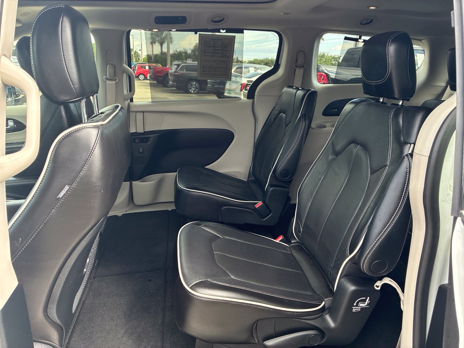 Certified 2023 Chrysler Pacifica Limited AWD/4WD image 10