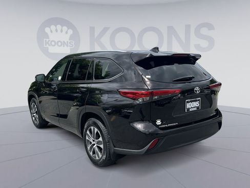 Used 2021 Toyota Highlander XLE AWD/4WD image 4
