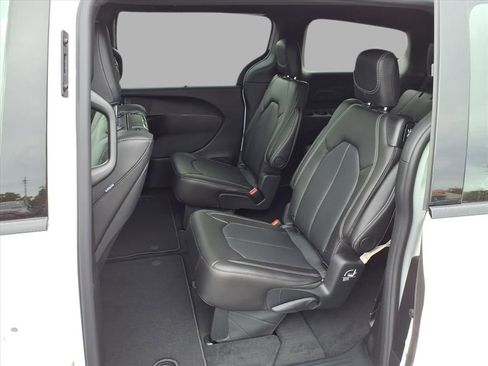New 2026 Chrysler Pacifica Select image 12