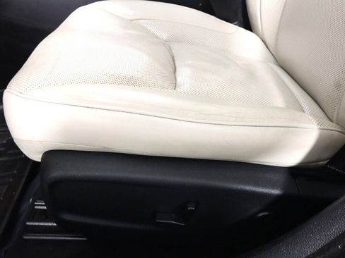 Used 2018 Chrysler 300 Limited w/ Safetytec Plus Group image 32