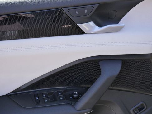 Certified 2025 Volkswagen Tiguan SE AWD/4WD image 19