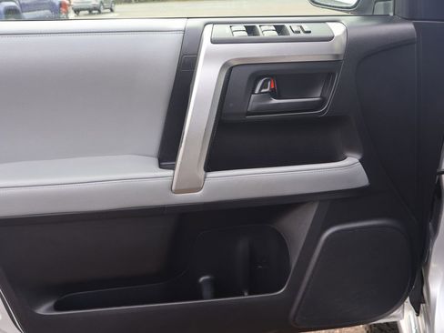 Used 2011 Toyota 4Runner SR5 w/ Convenience Pkg image 19