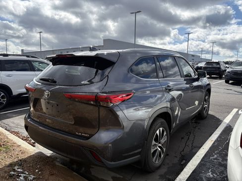 Used 2023 Toyota Highlander XLE image 11