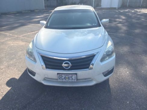 Used 2014 Nissan Altima 2.5 S w/ Display Audio Package FWD image 3