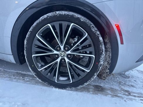 Used 2025 Toyota Prius XLE image 9