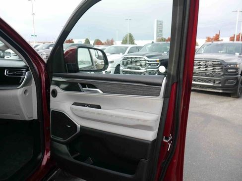 Used 2022 Jeep Wagoneer Series III w/ Flexible Seating Group image 26