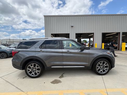 Used 2025 Ford Explorer Platinum w/ Ultimate Package AWD/4WD image 9
