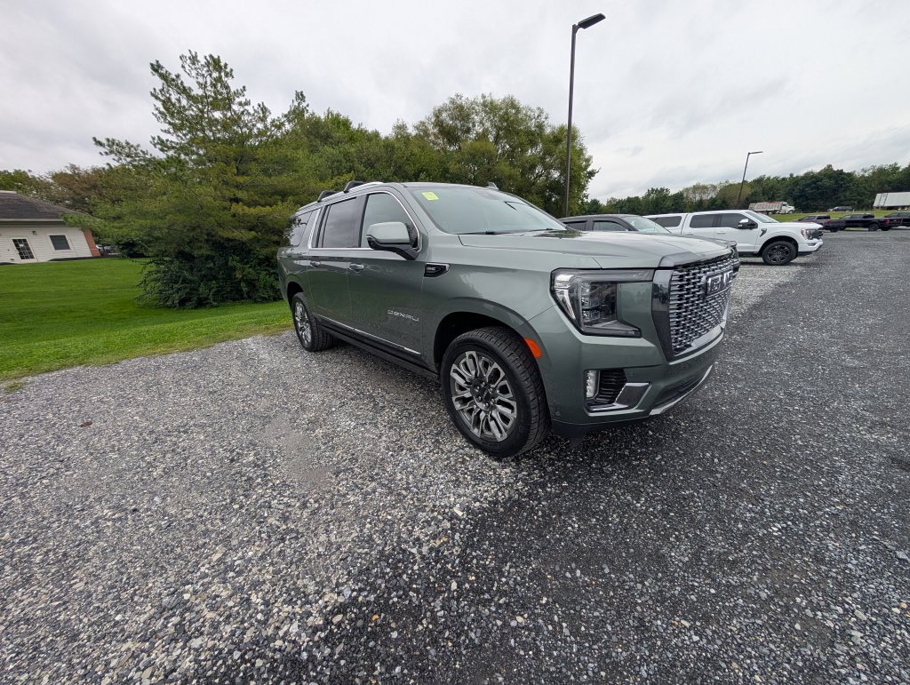Used 2024 GMC Yukon XL Denali Ultimate AWD/4WD image 13