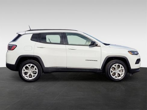 Used 2024 Jeep Compass Latitude image 3