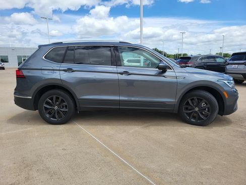 Used 2024 Volkswagen Tiguan SE FWD image 5