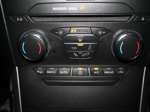 Used 2018 Ford Edge SEL image 13