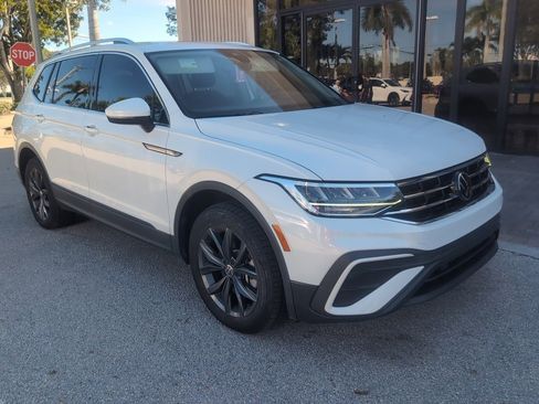 Used 2023 Volkswagen Tiguan SE w/ Panoramic Sunroof Package image 1