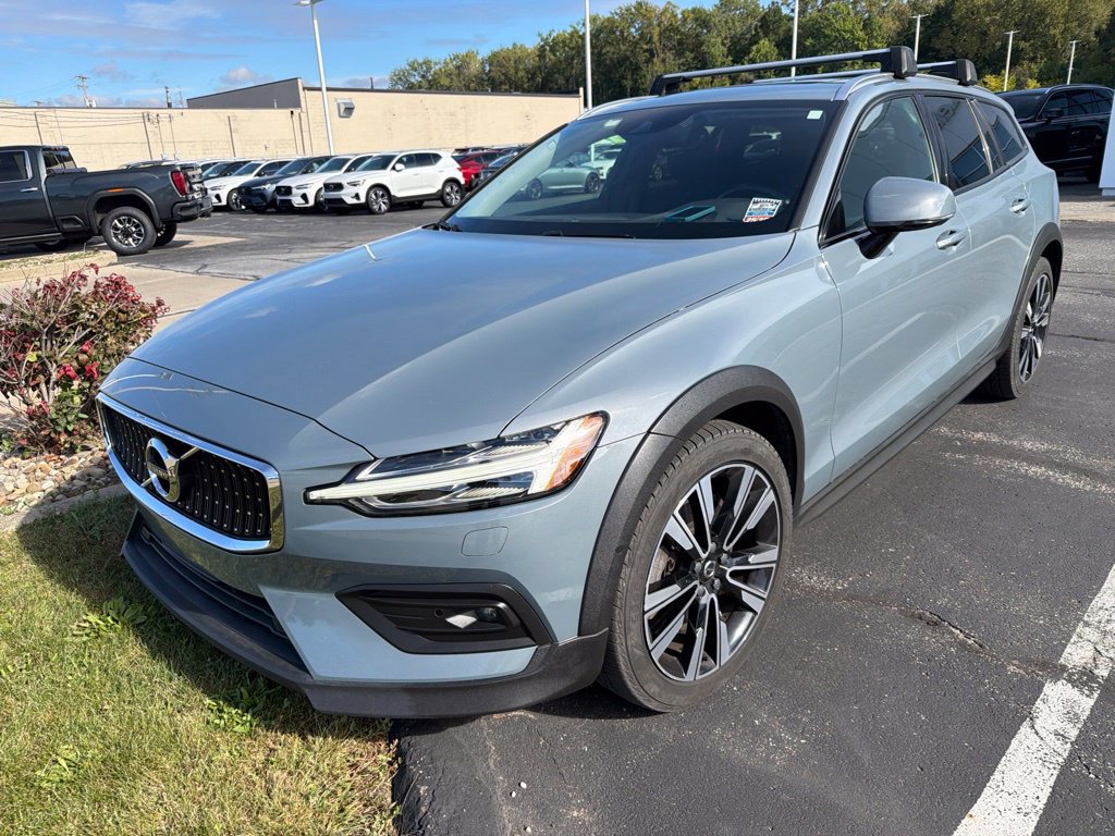 Used 2022 Volvo V60 T5 Cross Country w/ Climate Package AWD/4WD image 1