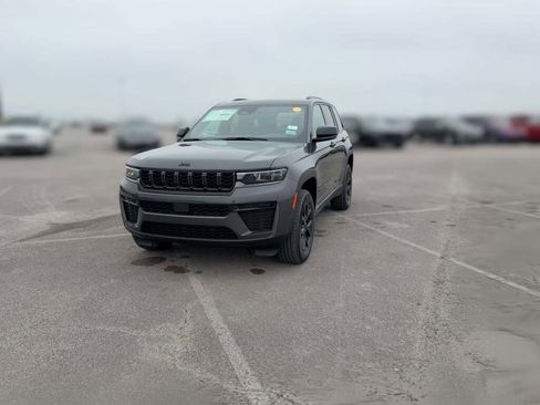 New 2026 Jeep Grand Cherokee Altitude image 3