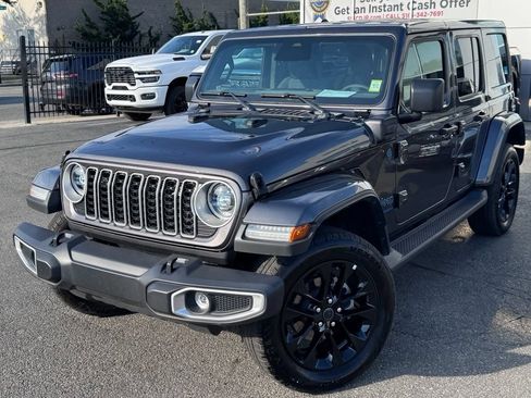 Used 2025 Jeep Wrangler Unlimited Sahara AWD/4WD image 3