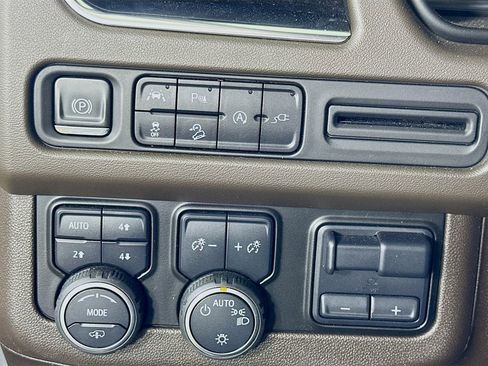 Used 2021 Chevrolet Suburban Z71 w/ Z71 Off-Road Package image 23