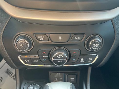 Used 2014 Jeep Cherokee Trailhawk w/ Comfort/Convenience Group AWD/4WD image 16