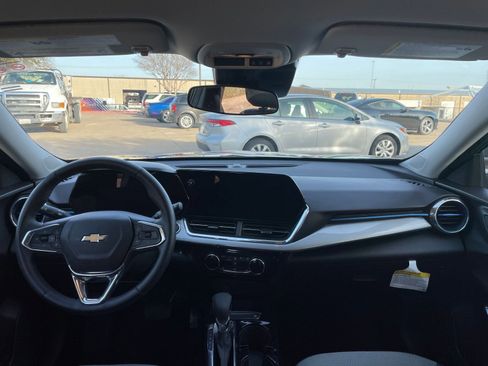 Used 2025 Chevrolet Trax LT w/ LT Convenience Package image 36