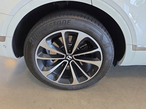 Used 2018 Bentley Bentayga image 7