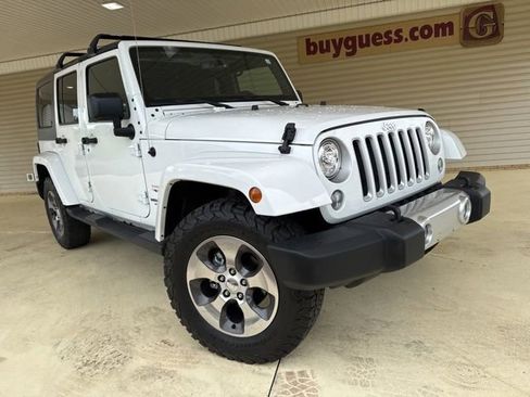 Used 2017 Jeep Wrangler Unlimited Sahara w/ Connectivity Group AWD/4WD image 9