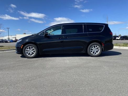 Used 2024 Chrysler Pacifica Touring-L image 2