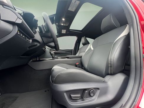 Used 2025 Toyota Camry SE image 11