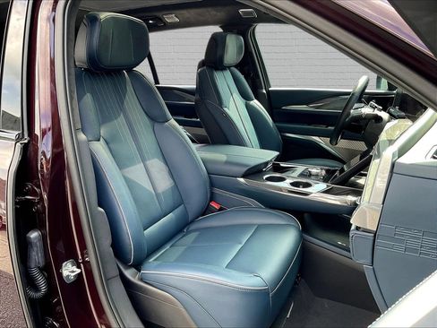 Used 2025 Cadillac Escalade IQ Luxury 2 w/ LPO, Premium Carpet Package AWD/4WD image 27