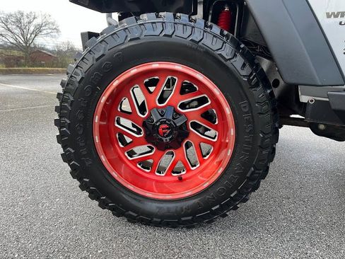 Used 2017 Jeep Wrangler Unlimited Rubicon w/ Connectivity Group image 45