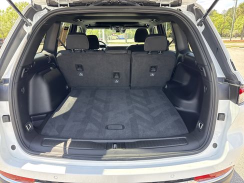 Used 2025 Jeep Grand Cherokee Laredo X image 30