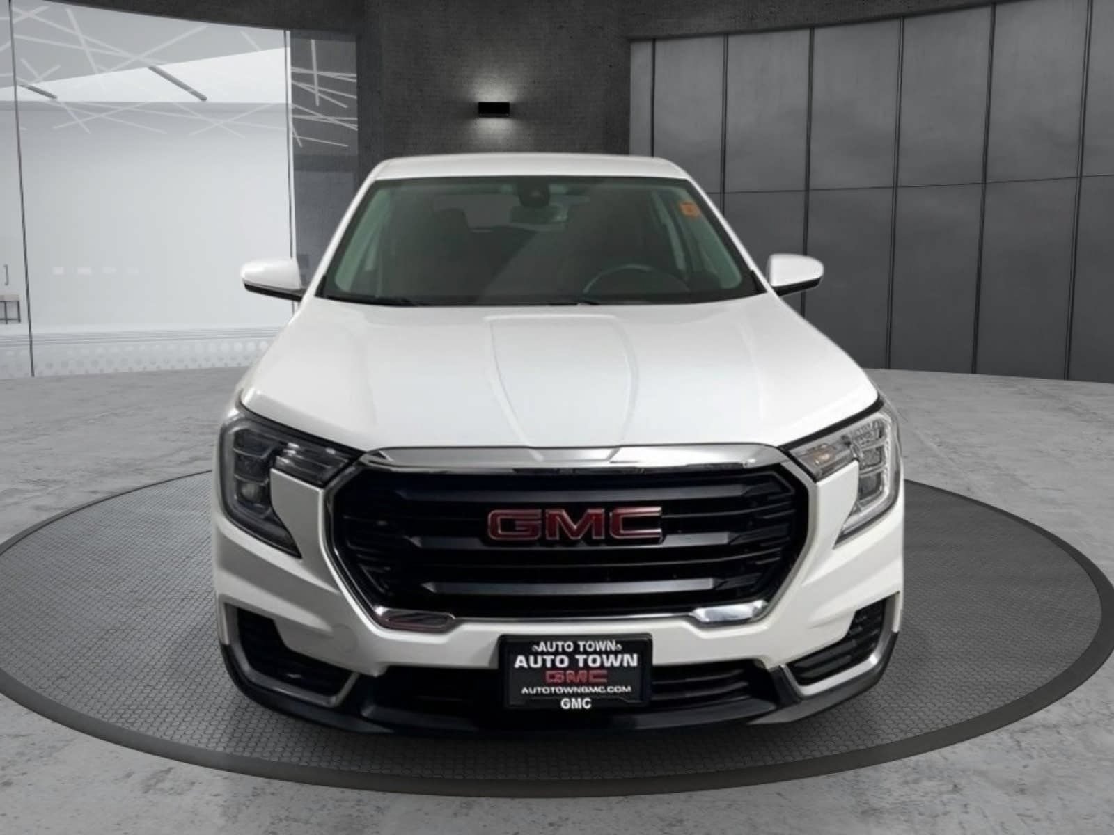 Used 2024 GMC Terrain SLE FWD image 2