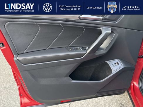 Used 2022 Volkswagen Tiguan SE w/ Panoramic Sunroof Package image 8