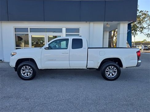 Used 2018 Toyota Tacoma SR5 image 4