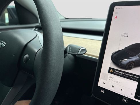Used 2024 Tesla Model Y 2WD image 17