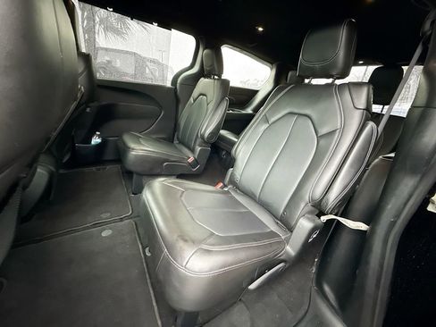 Used 2025 Chrysler Pacifica Select image 27