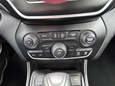 Used 2021 Jeep Cherokee Latitude Plus AWD/4WD image 18