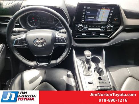 Used 2020 Toyota Highlander XLE FWD image 27