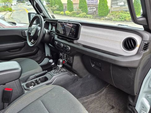 Used 2024 Jeep Wrangler Unlimited AWD/4WD image 22