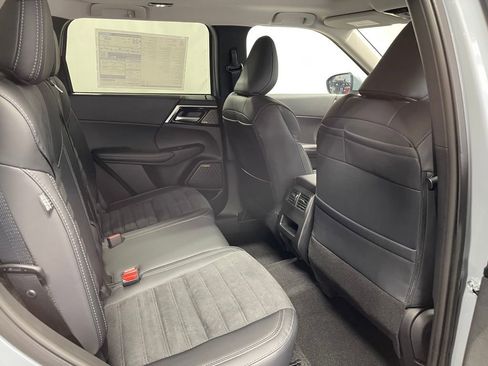 New 2025 Mitsubishi Outlander SE image 32