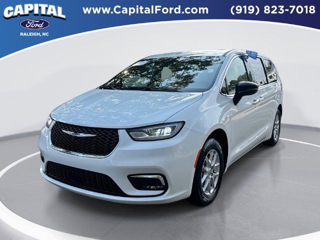 Used 2025 Chrysler Pacifica Select FWD image 1