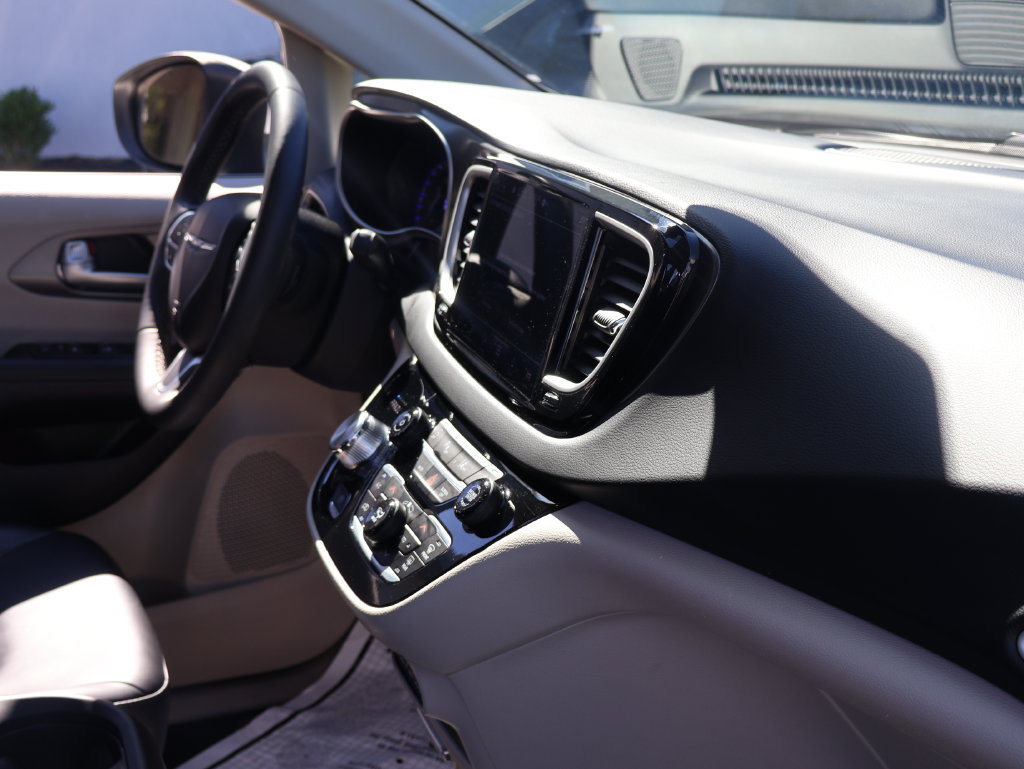 Used 2023 Chrysler Pacifica Touring-L FWD image 10