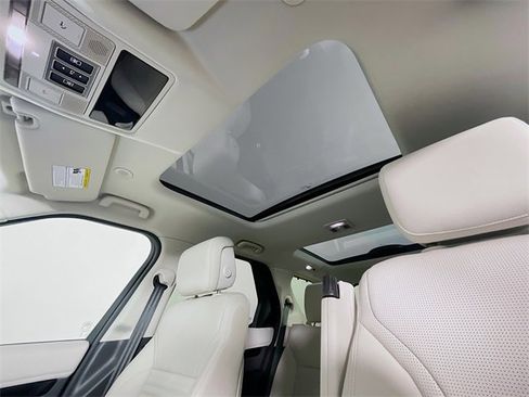 Used 2024 Land Rover Discovery S image 25