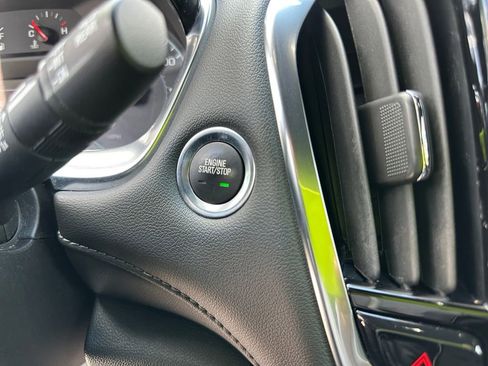 Used 2022 Chevrolet Traverse LT image 33